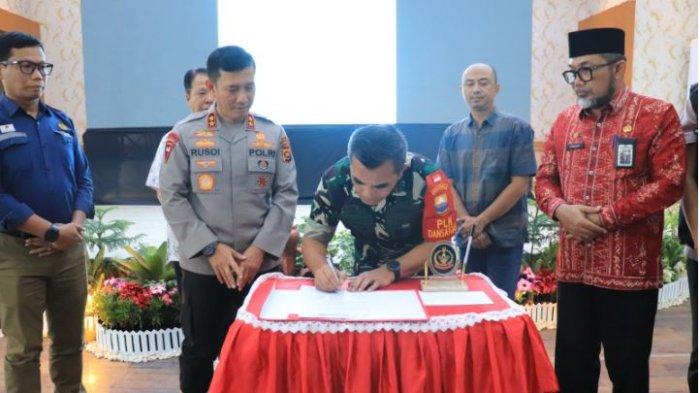 Penandatanganan kesepakatan bersama antara Perwakilan Perusahaan Perkebunan, Perwakilan Perusahaan Kehutanan dan Perwakilan Perusahaan Migas, pada Rakor Penanganan dan Penanggulangan Karhutla di wilayah Provinsi Jambi 2024 di Balai Prajurit Korem 042 Garuda Putih Jambi pada Kamis (01/08/2024)