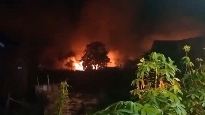 Kebakaran lahan di RT 05 Kelurahan Tanjung Johor dan Niaso Kota Jambi, Minggu (4/8/2024).