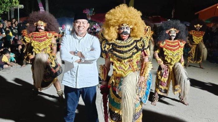 Masyarakat masih merayakan Agustusan dalam berbagai bentuk, seperti di Talang Bakung Kecamatan Paal Merah, Kota Jambi. Warga merayakannya dengan cara menampilkan pertunjukan kuda lumping dan campur sari, Senin (3/9/3024) malam.