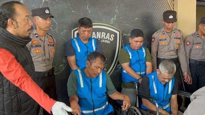 4 pelaku pencurian uang senilai Rp. 500.000.00 di dalam mobil Toyota Hilux saat parkir makan di kawasan Mayang Mangurai, Kota Jambi dengan modus pecah kaca, pada 23 Agustus 2024.