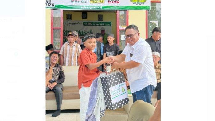 PT SAL 2 yang merupakan Group Astra Agro, melalui tim Partnership Management (PSM), mengadakan kegiatan sunatan massal di Balai Desa Kuning Gading, Unit 17 Kuamang Kuning, Kecamatan Pelepat Ilir, Kabupaten Bungo, Kamis (4/7/2024).