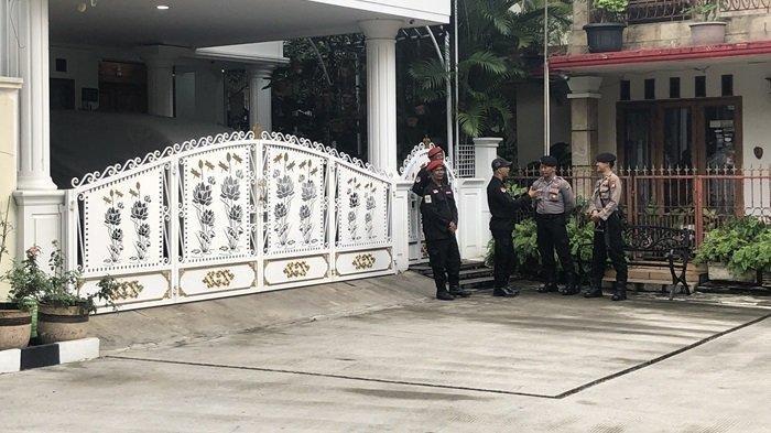 Penyidik Komisi Pemberantasan Korupsi (KPK) melakukan penggeledahan di rumah Sekretaris Jenderal Partai Demokrasi Indonesia Perjuangan (Sekjen PDIP) Hasto Kristiyanto pada Selasa (7/1/2025).