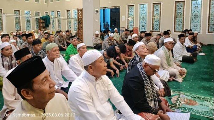TARAWIH KELILING - Direktorat Binmas Polda Jambi menggelar kegiatan tarawih keliling dalam rangka menyambut Ramadhan 1446 H di Masjid Darussalam, Pakuan Baru, Kota Jambi pada Kamis, (06/03/2025).