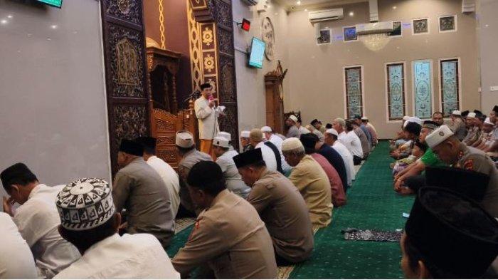 TARAWIH KELILING - Direktorat Binmas Polda Jambi menggelar kegiatan tarawih keliling dalam rangka menyambut Ramadhan 1446 H di Masjid Darussalam, Pakuan Baru, Kota Jambi pada Kamis, (06/03/2025).