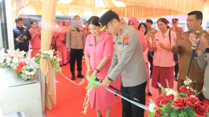 KUNJUNGAN - Kapolda Jambi, Irjen Pol Krisno H Siregar, bersama Ketua Bhayangkari Daerah Jambi, Evi Krisno H Siregar, melakukan kunjungan kerja ke Polres Tanjung Jabung Barat, Selasa (6/5/2025). Untuk peresmian Klinik T3 (Tatag Trawang Tungga) dan gedung asrama baru Polres Tanjab Barat.
