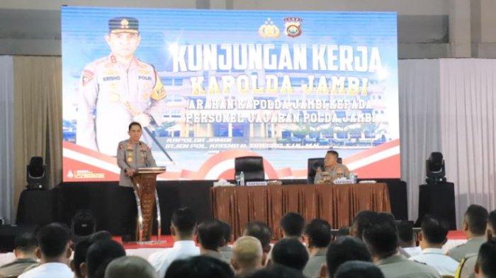 KUNJUNGAN - Kapolda Jambi, Irjen Pol Krisno H Siregar, bersama Ketua Bhayangkari Daerah Jambi, Evi Krisno H Siregar, melakukan kunjungan kerja ke Polres Tanjung Jabung Barat, Selasa (6/5/2025). Untuk peresmian Klinik T3 (Tatag Trawang Tungga) dan gedung asrama baru Polres Tanjab Barat.
