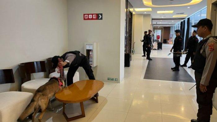 Polda Jambi lakukan pengamanan pada rapat pleno rekapitulasi hasil perolehan suara Pilpres dan Pileg 2024 oleh KPU