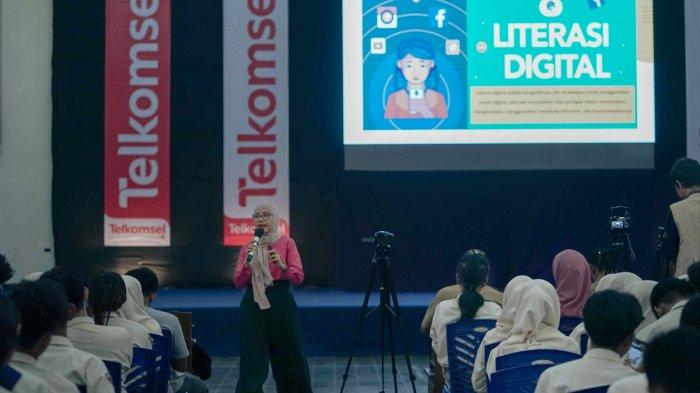 Roadshow Telkomsel lewat program unggulan Corporate Social Responsibility (CSR) Telkomsel, Internet BAIK Series 8 yang mengusung tema “Empower Creative Generation”.