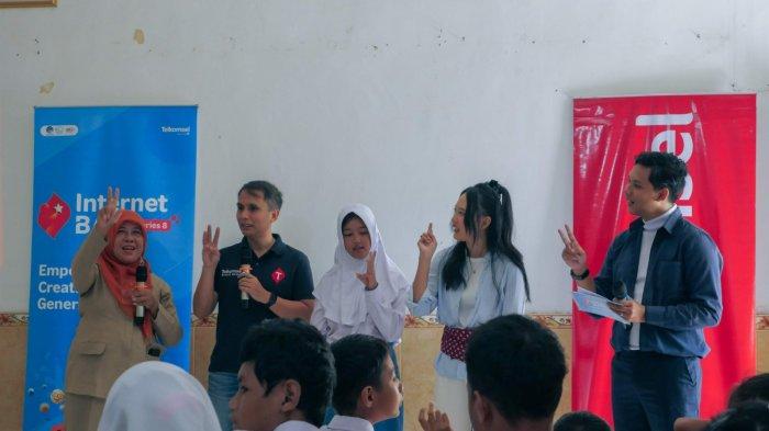 Roadshow Telkomsel lewat program unggulan Corporate Social Responsibility (CSR) Telkomsel, Internet BAIK Series 8 yang mengusung tema “Empower Creative Generation”.