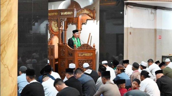IDUL AHA - Polda Jambi menggelar Sholat Idul Adha 1446 H pada Jum'at, (06/06/2025) di Masjid Al Ikhlas Polda Jambi untuk jamaah laki-laki, serta di Aula Lantai 3 Gedung Siginjai Polda Jambi untuk jamaah perempuan.