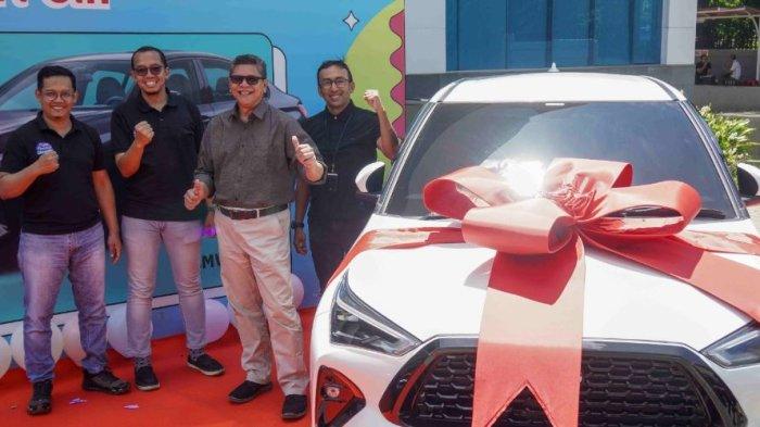Telkomsel menyerahkan hadiah utama Undian Poin Festival 2023