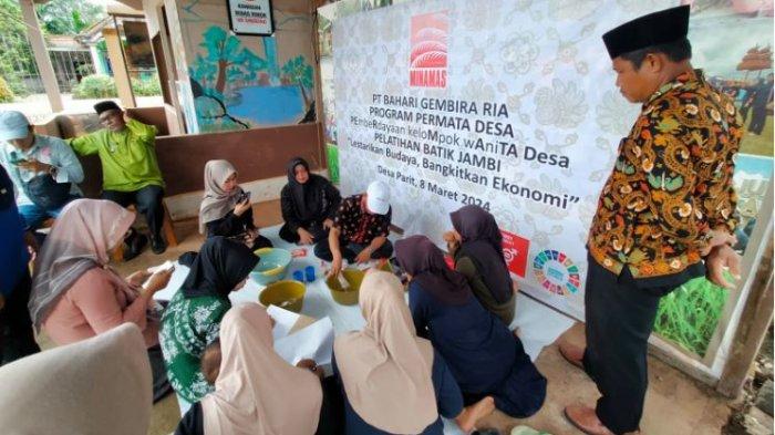 PT Bahari Gembira Ria (PT. BGR) anak usaha Minamas Plantation menggelar pelatihan batik bagi ibu-ibu rumah tangga yang tergabung dalam UMKM Berkah Aneka Desa Parit.