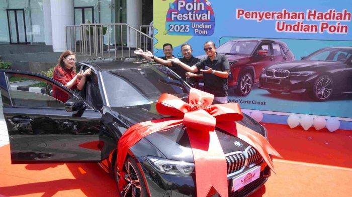 Telkomsel menyerahkan hadiah utama Undian Poin Festival 2023