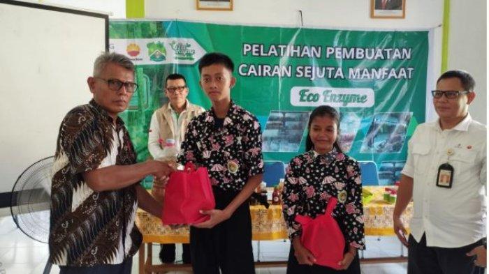 PetroChina International Jabung Ltd gelar pelatihan untuk guru dan pelajar SMAN 10 Tanjabtimur cara membuat cairan eco enzyme melalui Program Pengembangan Masyarakat (MPP).