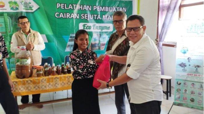 PetroChina International Jabung Ltd gelar pelatihan untuk guru dan pelajar SMAN 10 Tanjabtimur cara membuat cairan eco enzyme melalui Program Pengembangan Masyarakat (MPP).