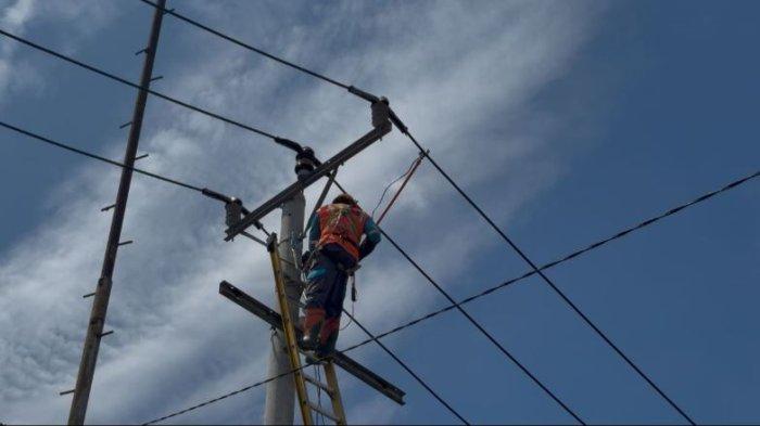 PT PLN (Persero) Unit Layanan Pelanggan (ULP) Telanai Pura melakukan pencarian gangguan pada Saluran Kabel Tegangan Menengah (SKTM) yang terjadi beberapa waktu lalu di kawasan rawa Selincah.