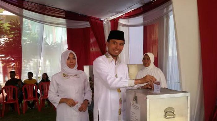 Ketua DPRD Provinsi Jambi Edi Purwanto beserta istri.