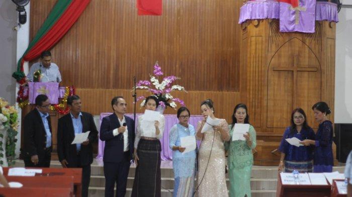Paguyuban suku Batak keturunan Limbong Mulana, yakni Punguan Limbong Mulana Dohot Boru, Bere/Ibebere se Kota Jambi dan sekitarnya, merayakan Natal 2024 di Gereja HKBP Kebun Kelapa, Kota Jambi, Jumat (6/12/2024).