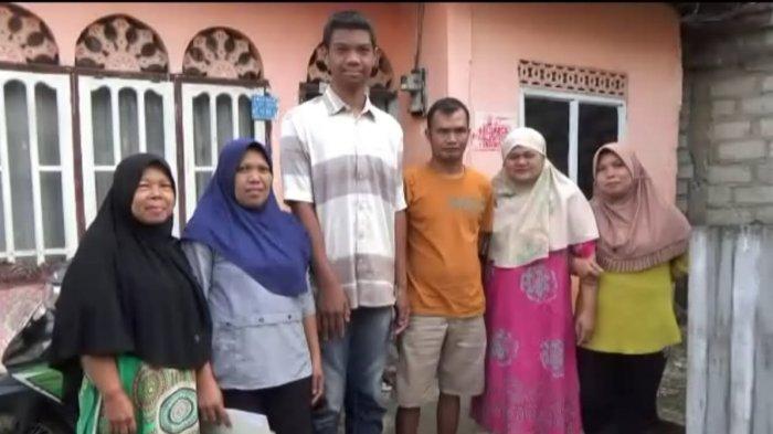 Sagil Muhammad Rizki asal desa Belui, Kecamatan Depati Tujuh, Kerinci, Jambi, ini menjadi viral karena tinggi badannya.