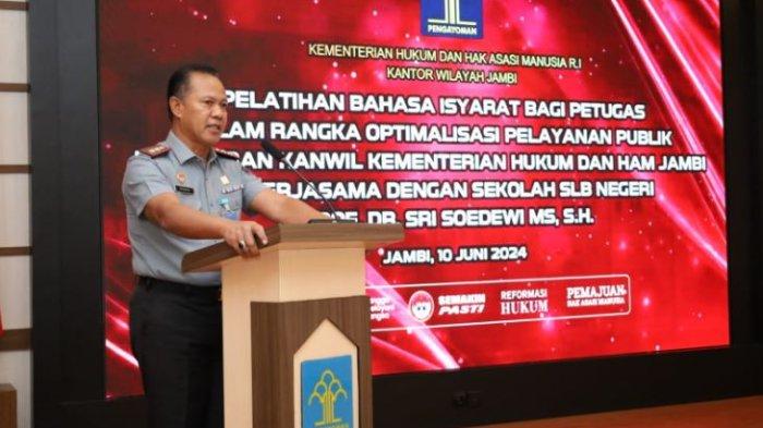 Kepala Kanwil Kemenkumham Jambi M Adnan saat Bimbingan Teknis Belajar Bahasa Isyarat Senin (10/06/2024).