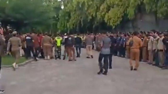 PENERTIBAN - Penertiban pedagang Pasar Talang Banjar yang berjualan di kawasan Jalan Orang Kayo Pingai Kecamatan Jambi Timur, Kota Jambi, digelar hari ini, Selasa (10/6/2025).