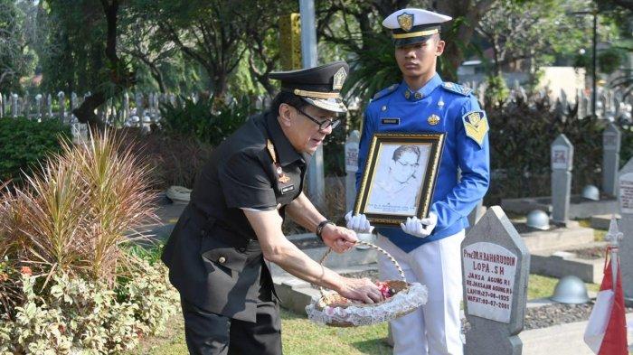 Menteri Hukum dan Hak Asasi Manusia (Menkumham) Yasonna H. Laoly saat menjadi Inspektur Upacara Ziarah dan Tabur Bunga, di Taman Makam Pahlawan Nasional Kalibata, Jakarta, Jumat (10/08/2024).