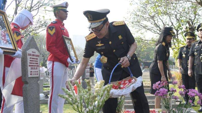 Menteri Hukum dan Hak Asasi Manusia (Menkumham) Yasonna H. Laoly saat menjadi Inspektur Upacara Ziarah dan Tabur Bunga, di Taman Makam Pahlawan Nasional Kalibata, Jakarta, Jumat (10/08/2024).