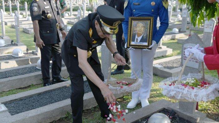 Menteri Hukum dan Hak Asasi Manusia (Menkumham) Yasonna H. Laoly saat menjadi Inspektur Upacara Ziarah dan Tabur Bunga, di Taman Makam Pahlawan Nasional Kalibata, Jakarta, Jumat (10/08/2024).