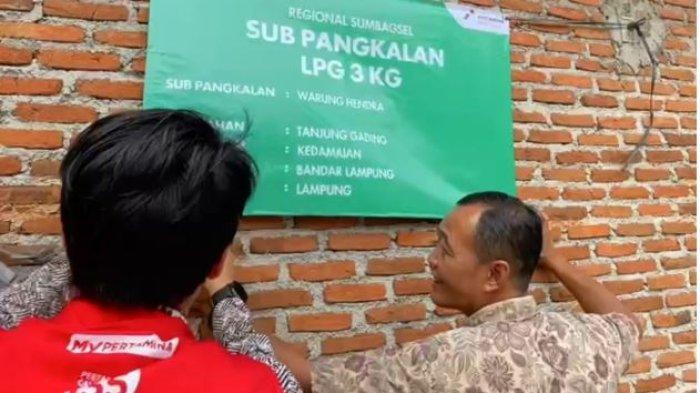 PANGKALAN GAS - Pertamina Patra Niaga Regional Sumbagsel memastikan dengan aman bahwa distribusi dan pasokan LPG 3 Kg berjalan dengan lancar untuk memenuhi kebutuhan masyarakat.
