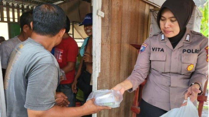 BAGI TAKJIL - Personel Ditbinmas Polda Jambi melaksanakan kegiatan berbagi takjil kepada masyarakat sekitar Kota Jambi pada Senin, (10/03/2025)