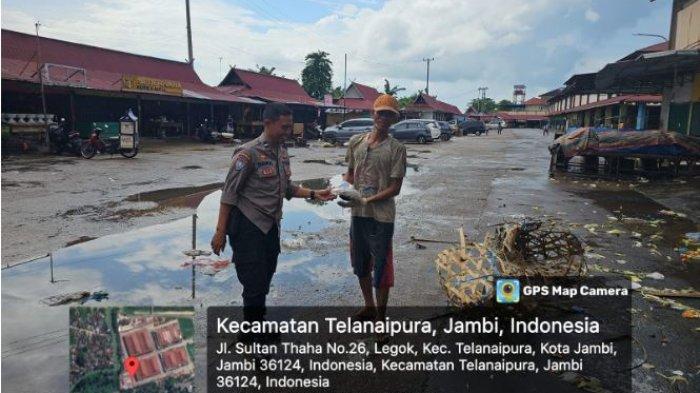BAGI TAKJIL - Personel Ditbinmas Polda Jambi melaksanakan kegiatan berbagi takjil kepada masyarakat sekitar Kota Jambi pada Senin, (10/03/2025)