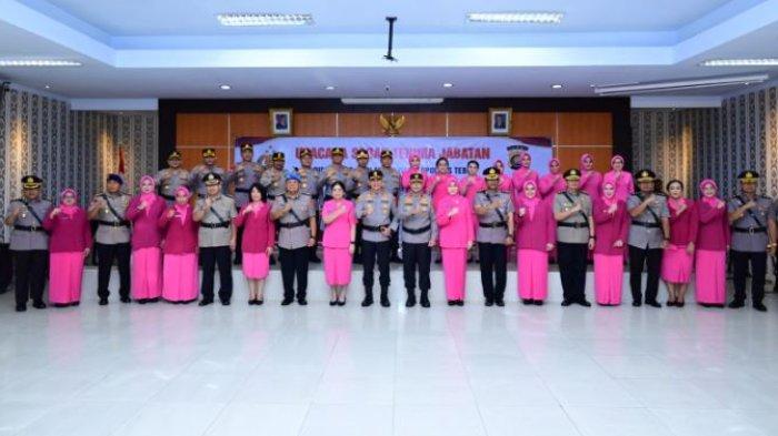 SERTIJAB - Kapolda Jambi Irjen Pol Krisno H Siregar memimpin upacara serah terima jabatan sejumlah pejabat utama serta pelantikan jabatan penting lainnya, Kamis (10/04/2025).