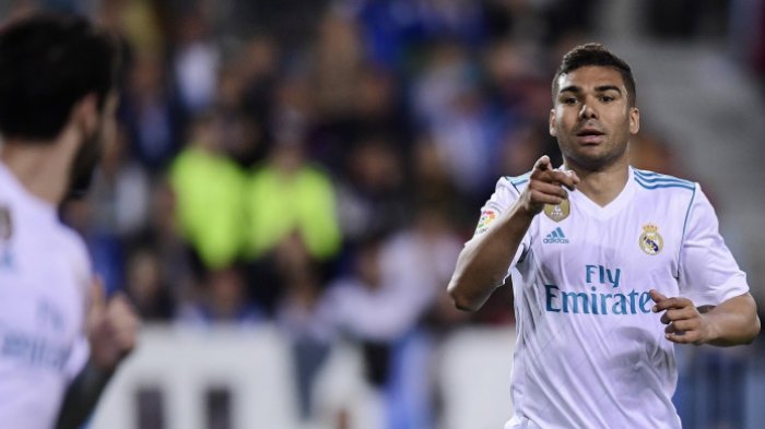 Mantan Gelandang Real Madrid, Casemiro, merayakan gol yang dicetaknya ke gawang Malaga dalam duel lanjutan Liga Spanyol, Senin (16/4/2018) WIB.