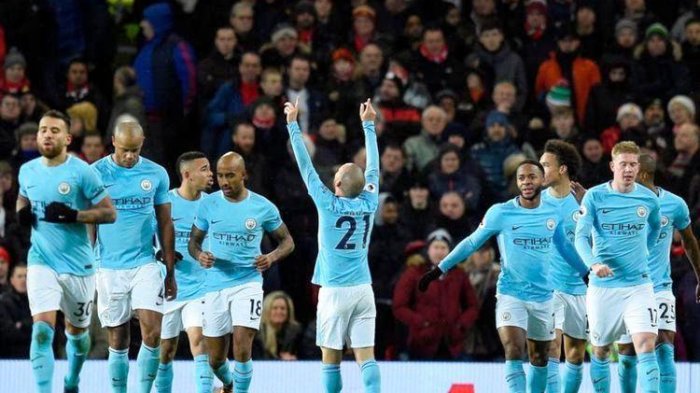 Gelandang Manchester City, David Silva (tengah), merayakan gol yang dia cetak ke gawang Manchester United dalam laga Liga Inggris di Stadion Old Trafford, Manchester, pada 10 Desember 2017.(AFP/Oli Scarff)