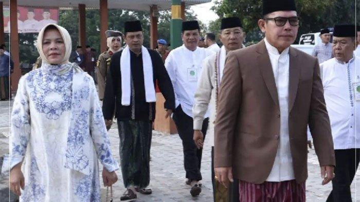 Wako Sungai Penuh Ahmadi Zubir salat Idulfitri di Lapangan Merdeka Kota Sungai Penuh.