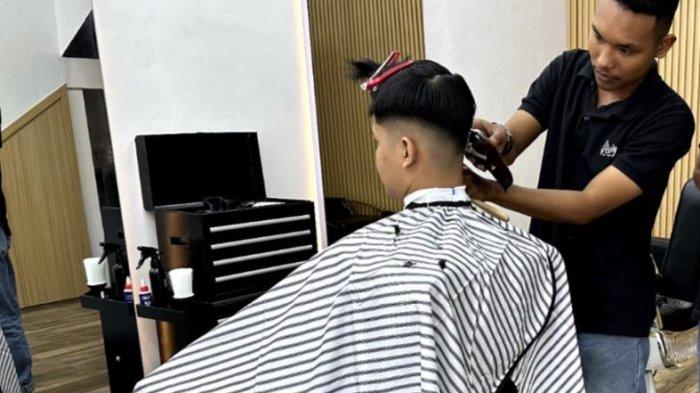 Barbershop Tascuthair yang berlokasi di Jl IR H Juanda, Kelurahan Simpang III Sipin, Kecamatan Kota Baru, tepatnya di depan Strong Cafe & di samping Mayang Petshop.