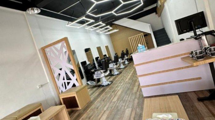Barbershop Tascuthair yang berlokasi di Jl IR H Juanda, Kelurahan Simpang III Sipin, Kecamatan Kota Baru, tepatnya di depan Strong Cafe & di samping Mayang Petshop.