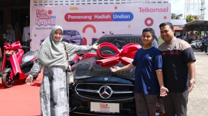 Poin Gembira Festival : Telkomsel menyerahkan 1 unit Mercedes-Benz C200 Avantgarde kepada Endah Widyanti, seorang guru di SMPN 11 Muaro Jambi, dari Program Telkomsel Poin Gembira Festival 2024