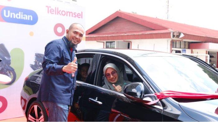 Poin Gembira Festival : Telkomsel menyerahkan 1 unit Mercedes-Benz C200 Avantgarde kepada Endah Widyanti, seorang guru di SMPN 11 Muaro Jambi, dari Program Telkomsel Poin Gembira Festival 2024