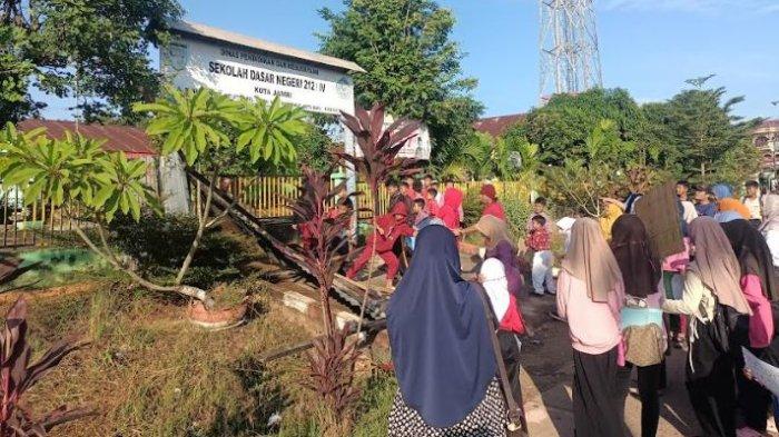 Pendemo buka paksa segel pagar SD 212 Kota Jambi, Kamis (13/6/2024). Demo warga di SD 212 ini buntut snegketa lahan yang tak kunjung selesai