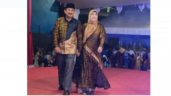 Bupati Tanjung Jabung Barat Drs H. Anwar Sadat M. Ag beserta istri di parade batik hasil karya pengrajin batik diwilayah Tanjabbar binaan dari SKK Migas PetroChina International Jabung Ltd.