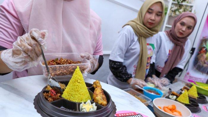Srikandi Ganjar Jambi bekerja sama dengan Wanda Catering menggelar pelatihan pembuatan tumpeng mini di Kenali Asam Bawah, Kecamatan Kota Baru, Kota Jambi, Provinsi Jambi, Selasa (12/9/2023).
