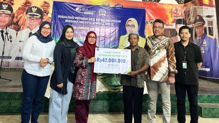 BPJS Ketenagakerjaan Cabang Jambi menyerahkan santunan kematian.