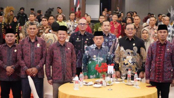 Gubernur Jambi Al Haris saat acara malam penganugrahan keterbukaan informasi publik badan publik Se-Provinsi Jambi tahun 2024 yang digelar Komisi Informasi Provinsi Jambi pada Rabu malam tanggal 11 Desember 2024