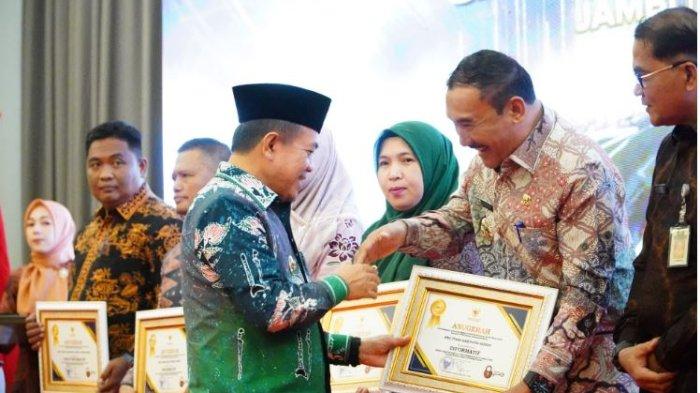 Gubernur Jambi Al Haris menyerahkan penghargaan pada malam penganugrahan keterbukaan informasi publik badan publik Se-Provinsi Jambi tahun 2024 yang digelar Komisi Informasi Provinsi Jambi