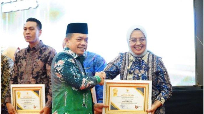 Gubernur Jambi Al Haris menyerahkan penghargaan pada malam penganugrahan keterbukaan informasi publik badan publik Se-Provinsi Jambi tahun 2024 yang digelar Komisi Informasi Provinsi Jambi