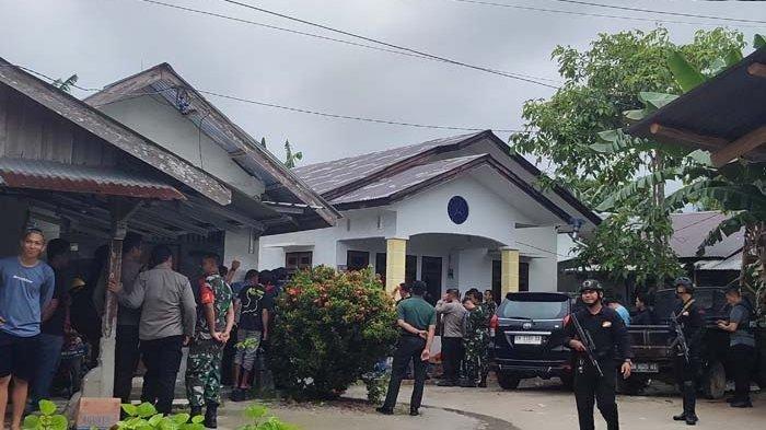 Suasana proses penangkapan Sertu Hendri desertir TNI AD di Jalan Anwar Aid, Kelurahan Parit, Kecamatan Tanjungpandan, Kabupaten Belitung, Provinsi Kepulauan Selasa (14/1/2025).