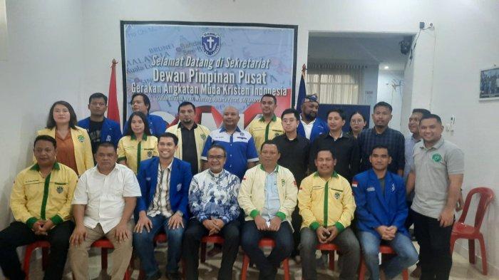FOTO BERSAMA - Rm Aloysius Budi Purnomo Pr (batik biru dan berkacamata) – Sekretaris Komisi Hubungan Antaragama dan Kepercayaan Konferensi Waligereja Indonesia (Komisi HAK KWI) dan didampingi Ketum Pemuda Katolik Asat Gusma berfoto bersama dengan Ketum Pemuda Muhammadiyah Dzulfikar Ahmad Tawalla (seragam krem) dan pengurus lainnya, Jakarta, Rabu (12/02/2025).