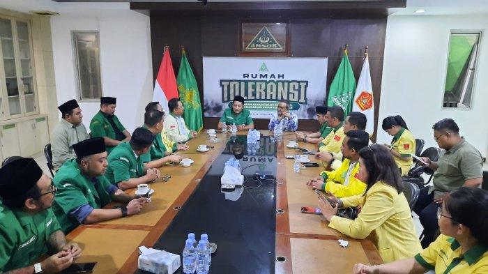 Rm Aloysius Budi Purnomo Pr (batik biru dan berkacamata) – Sekretaris Komisi Hubungan Antaragama dan Kepercayaan Konferensi Waligereja Indonesia (Komisi HAK KWI) dan didampingi Ketum Pemuda Katolik Asat Gusma berfoto bersama dengan Ketum GP Ansor, Addin Jauharudin (seragam hijau) dan pengurus lainnya, Jakarta, Rabu (12/02/2025).