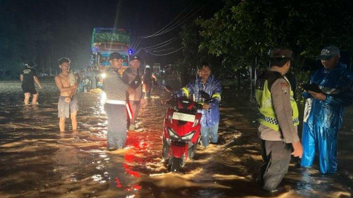 BANJIR - Banjir di sejumlah ruas Jalan Lintas Timur Jambi-Riau tepatnya di kawasan Kecamatan Batang Asam, Kabupaten Tanjung Jabung Barat (Tanjabbar), Jambi akibat hujan dengan intensitas tinggi yang terjadi sejak 16.00 WIB, Kamis (13/03/2025) hingga Jumat (14/03/2025) dini hari